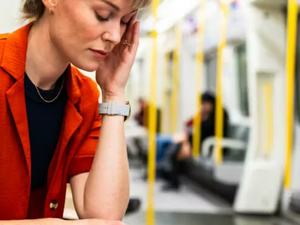 التوتر في وسائل النقل العمومي: بين الضغط اليومي وحلول لاستعادة الهدوء النفسي