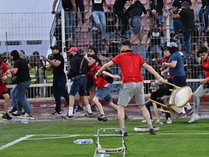 تكرار أحداث الشغب في الملاعب الإفريقية يثير الجدل حول حكامة “الكاف” واستعدادات المغرب لـ2030 تكرار أحداث الشغب في الملاعب الإفريقية يثير الجدل حول حكامة “الكاف” واستعدادات المغرب لـ2030