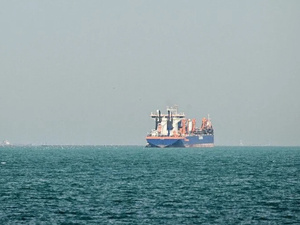 حادث بحري قبالة عُمان يفاقم التوتر في الممرات الاستراتيجية للملاحة الدولية