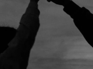 لماذا ننجذب أو نهرب في العلاقات؟ بين أنماط التعلق وعالم الأبراج