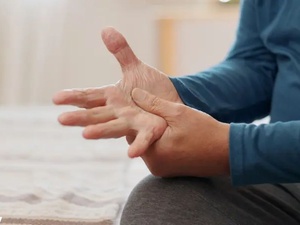علامات مبكرة لمرض باركنسون قد تظهر قبل سنوات من التشخيص.. أعراض صامتة لا يجب تجاهلها علامات مبكرة لمرض باركنسون قد تظهر قبل سنوات من التشخيص.. أعراض صامتة لا يجب تجاهلها