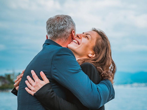 لماذا يعتبر العلماء العناق مفيداً للصحة النفسية؟