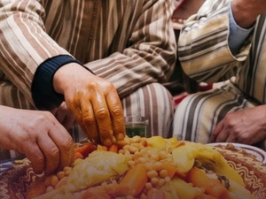 الأكل باليدين.. عادة بسيطة تعود إلى الواجهة بفوائد صحية محتملة الأكل باليدين.. عادة بسيطة تعود إلى الواجهة بفوائد صحية محتملة