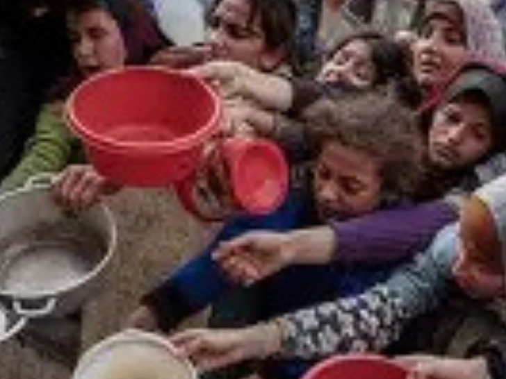 استنكار فلسطيني واسع لقرار وقف إمدادات الطعام لمخيمات النزوح وتحذيرات من تفاقم الأزمة الإنسانية