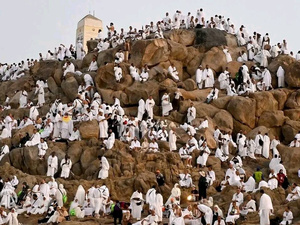في أجواء حارة..مشهد إيماني مهيب بعرفات.. ملايين الحجاج يؤدون الركن الأعظم من الحج