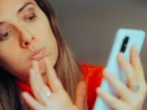 تطبيقات التعارف.. عندما تصبح أول رسالة سبباً في إنهاء الحوار قبل بدايته