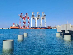 تركيب أول 3 رافعات عملاقة بميناء الناظور غرب المتوسط تركيب أول 3 رافعات عملاقة بميناء الناظور غرب المتوسط