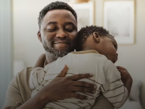 ثلاث عبارات يسمعها الأطفال الذين يثقون بوالديهم... سرّ العلاقة الأسرية المتينة