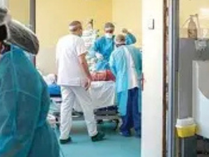 جدل طبي وقضائي في فرنسا.. مريض يستفيق من الغيبوبة ويتمسك بالعلاج رغم قرار الأطباء جدل طبي وقضائي في فرنسا.. مريض يستفيق من الغيبوبة ويتمسك بالعلاج رغم قرار الأطباء