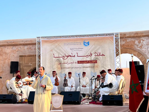 على ضفاف البحر… حين يلتقي الملحون بذاكرة المكان على ضفاف البحر… حين يلتقي الملحون بذاكرة المكان