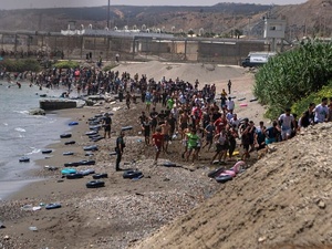 إسبانيا تعلن عودة 70 ألف شخص إلى المغرب بعد موجة الهجرة نحو سبتة المحتلة