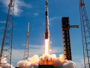سبيس إكس تطلق ثلاثة أقمار اتصالات جديدة إلى المدار سبيس إكس تطلق ثلاثة أقمار اتصالات جديدة إلى المدار