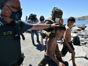 سبتة.. إسبانيا تحصي نحو 2400 قاصر مهاجر وتواصل التنسيق مع المغرب لتدبير ملف الهجرة سبتة.. إسبانيا تحصي نحو 2400 قاصر مهاجر وتواصل التنسيق مع المغرب لتدبير ملف الهجرة