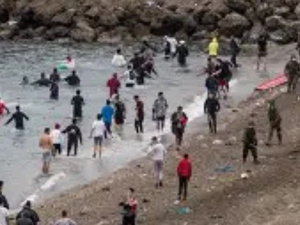 سبتة.. نحو 900 مهاجر يعودون إلى المغرب بعد إخلاء مخيم «إل ترمبولين» سبتة.. نحو 900 مهاجر يعودون إلى المغرب بعد إخلاء مخيم «إل ترمبولين»
