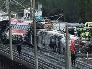 إسبانيا تعلن حدادًا وطنيًا لثلاثة أيام بعد حادث اصطدام قطارين إسبانيا تعلن حدادًا وطنيًا لثلاثة أيام بعد حادث اصطدام قطارين