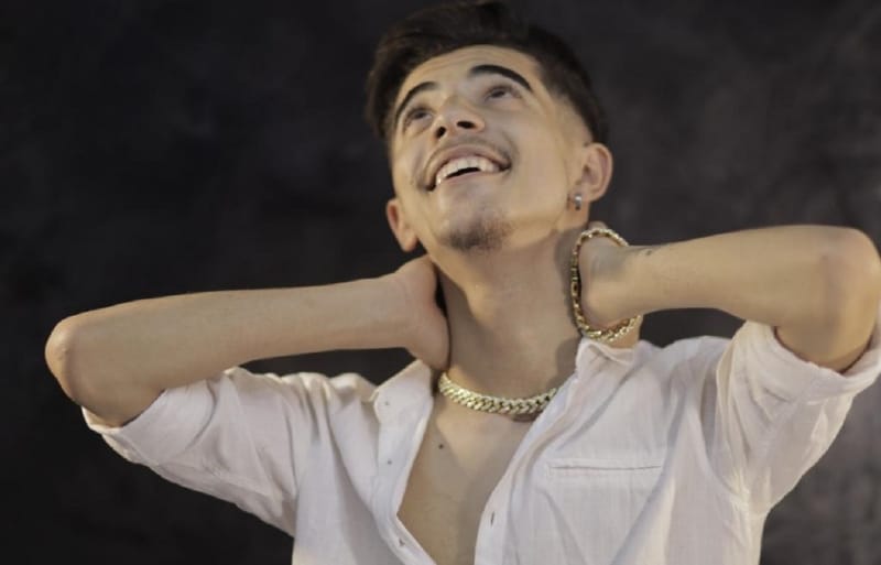 "يابلي" فنان يخلق "ستايل غنائي" فريد في الساحة الفنية المغربية "يابلي" فنان يخلق "ستايل غنائي" فريد في الساحة الفنية المغربية