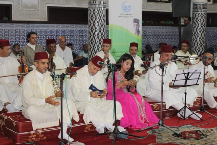 حين تعزف الأشعار في النفوس على الأوتار ويهيم الجمهور بين فني الملحون والسماع والمديح  حين تعزف الأشعار في النفوس على الأوتار ويهيم الجمهور بين فني الملحون والسماع والمديح