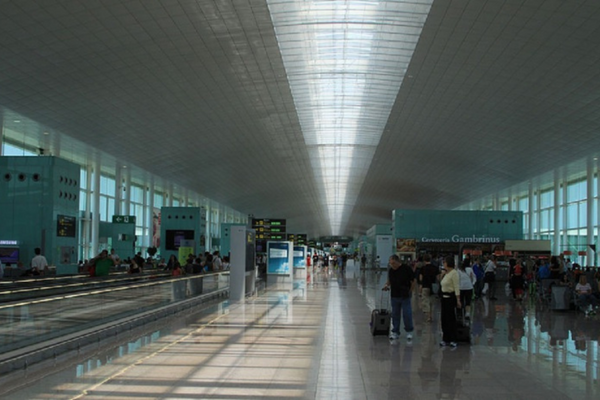 عملية هروب جماعي تتكرر بمطار برشلونة والسلطات الأمنية توقف نصف الهاربين