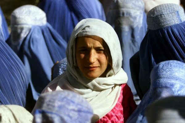 حركة طالبان تشد قبضتها على المجتمع الأفغاني وتحرم المرأة الأفغانية من التعليم الجامعي