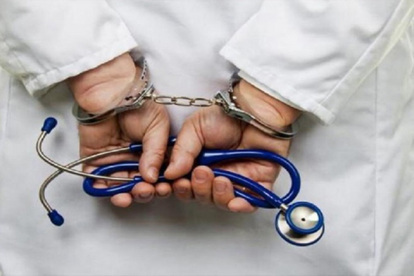 شواهد طبية "وهمية" تدفع الشرطة إلى التحقيق مع طبيب بعين الشق شواهد طبية "وهمية" تدفع الشرطة إلى التحقيق مع طبيب بعين الشق