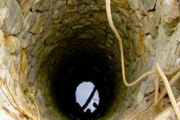 الوقاية المدنية تنتشل جثة من قعر بئر الوقاية المدنية تنتشل جثة من قعر بئر