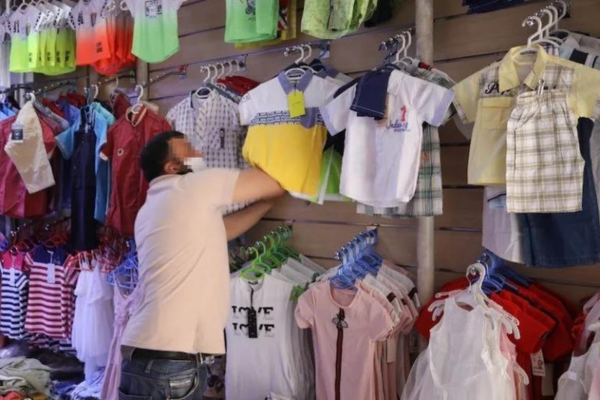 إقبال محتشم على شراء ملابس العيد بسبب الغلاء