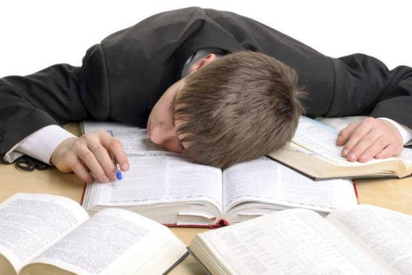مع اقتراب موعد الامتحانات.. أخصائي يقدم نصائح لتجنب التوتر والخوف لدى التلاميذ والاباء