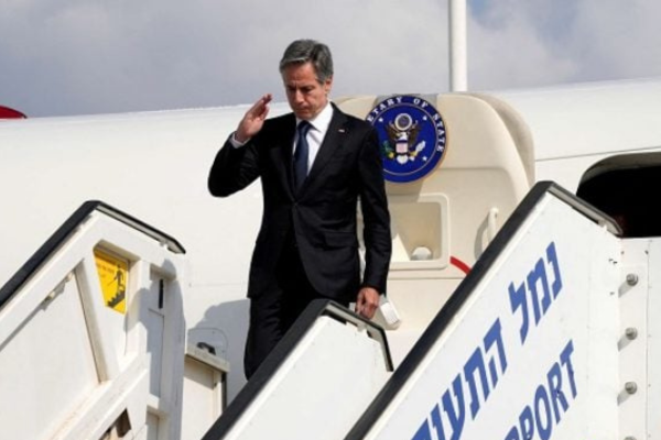 وصول وزير الخارجية الأمريكي أنتوني بلينكن إلى تل أبيب في زيارة تضامن