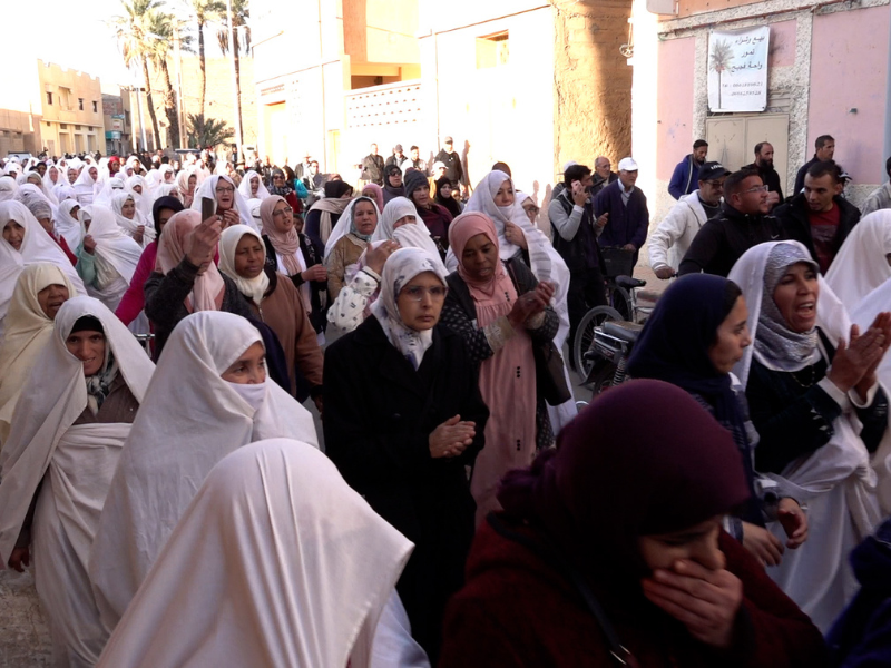 السكان يحتجون ضد قرار تفويت القطاع لشركة للتوزيع.. والجماعة توضّح السكان يحتجون ضد قرار تفويت القطاع لشركة للتوزيع.. والجماعة توضّح