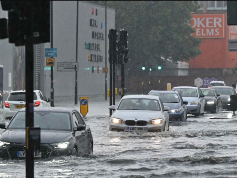 السلطات البريطانية تحذر من فيضانات قد تعطل السفر