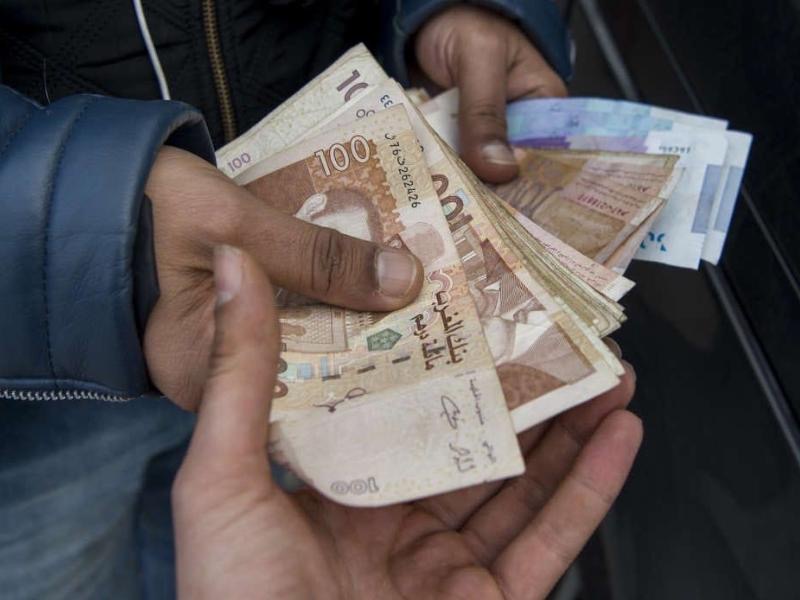 محلل اقتصادي يكشف أسباب تفضيل المغاربة استعمال «الكاش»