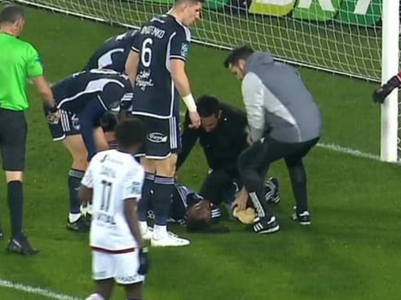 لاعب يدخل في غيبوبة بعد 40 ثانية من انطلاق مباراة فريقه بفرنسا