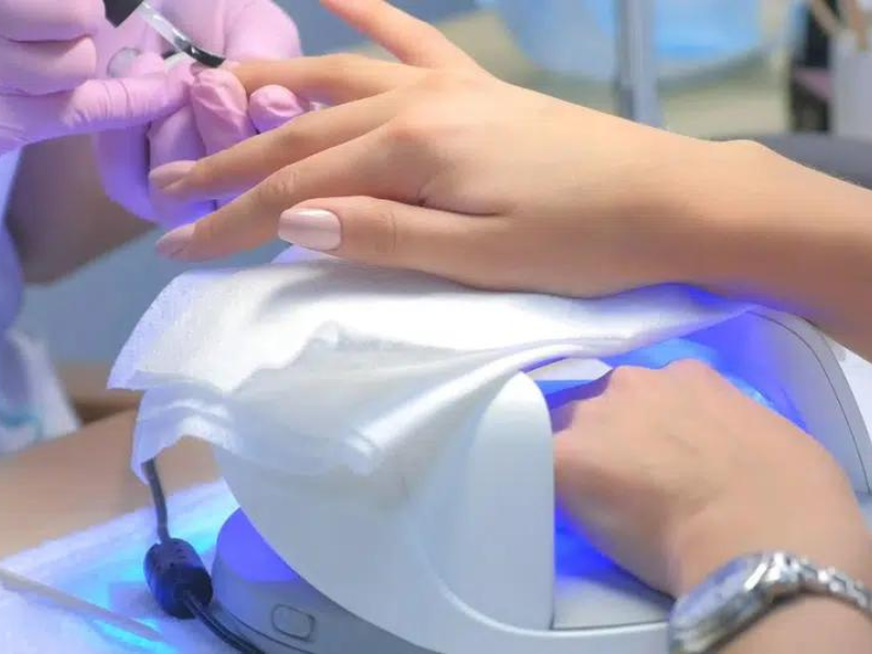 مجففات الأظافر المستخدمة في صالونات التجميل تعرض السيدات لخطر الإصابة بسرطان الجلد