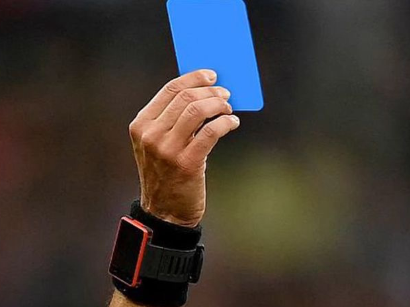 جياني إنفانتينو: بطاقة حمراء للبطاقات الزرقاء