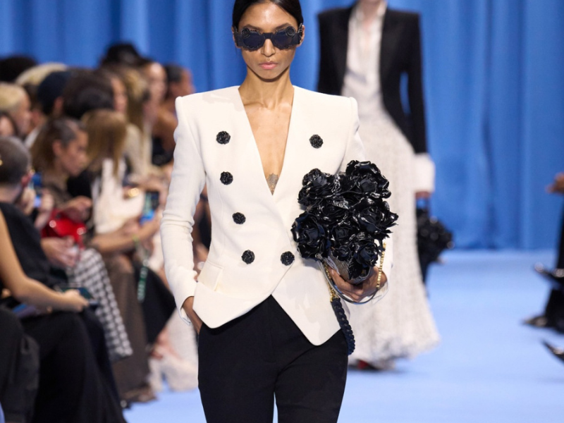 العودة القوية لمزيج الأسود والأبيض في عالم الموضة لموسم ربيع وصيف 2024 العودة القوية لمزيج الأسود والأبيض في عالم الموضة لموسم ربيع وصيف 2024