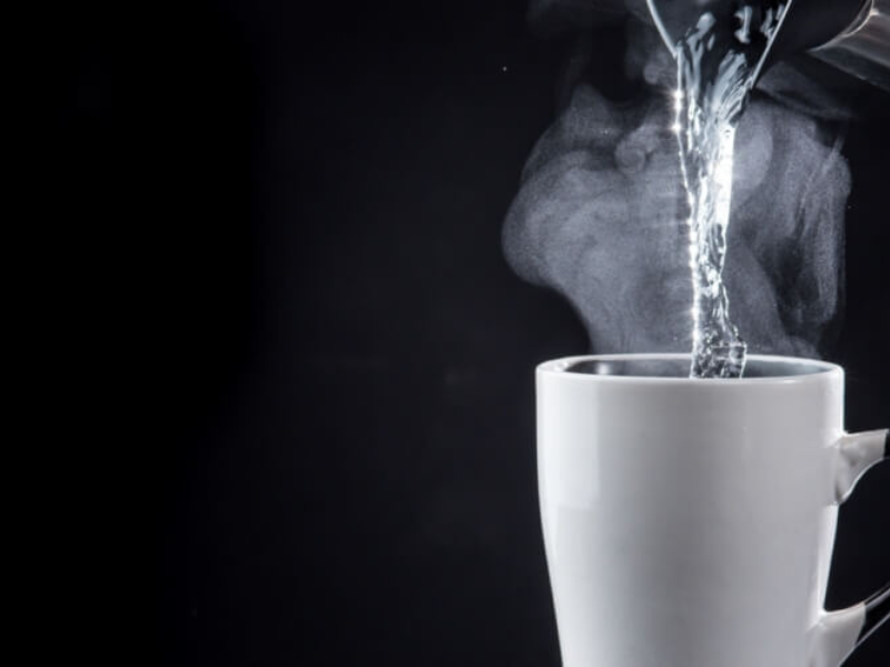 فوائد شرب الماء الدافئ في الصباح فوائد شرب الماء الدافئ في الصباح