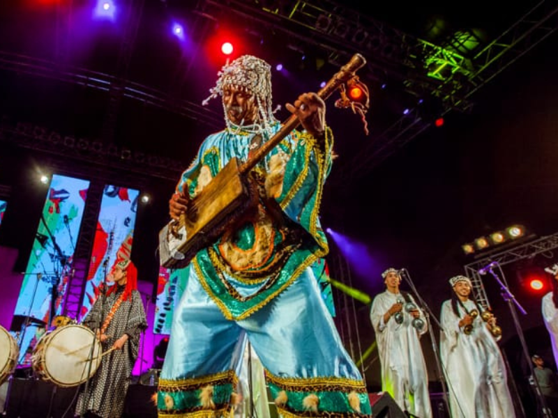 مهرجان كناوة وموسيقى العالم: عروض موسيقية مبتكرة تجمع بين التقاليد والحداثة في دورته الـ25 مهرجان كناوة وموسيقى العالم: عروض موسيقية مبتكرة تجمع بين التقاليد والحداثة في دورته الـ25