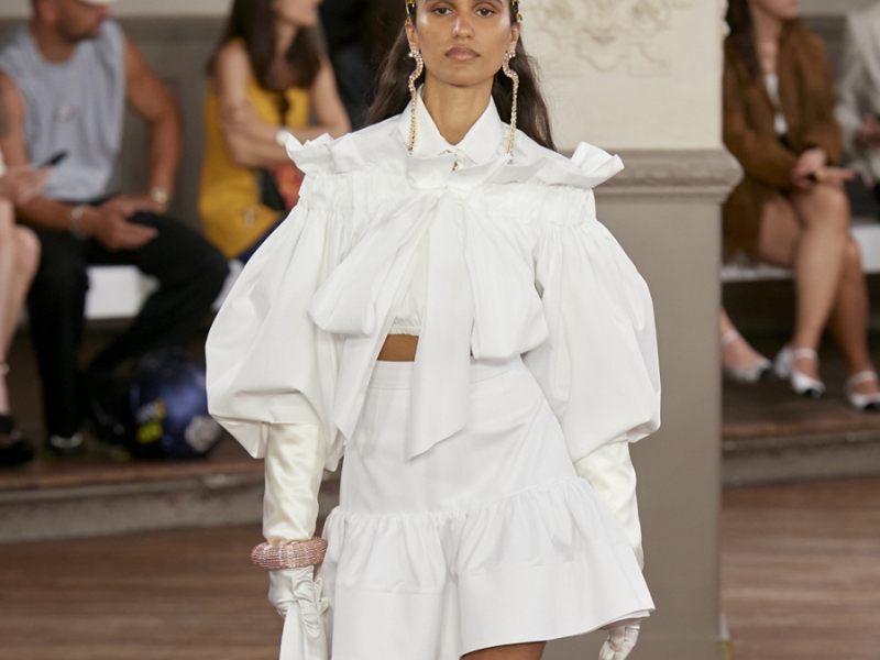 موضة القميص الأوفر سايز: أسلوب جديد يتحدى التقاليد موضة القميص الأوفر سايز: أسلوب جديد يتحدى التقاليد