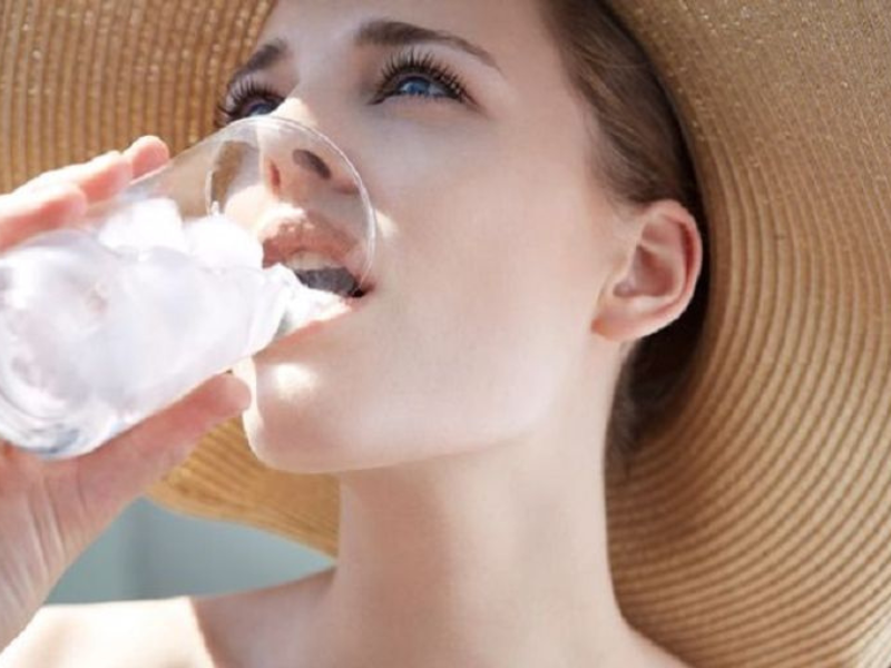 تعرف على أضرار الماء البارد على درجة حرارة الجسم في فصل الصيف وكيفية تجنبها تعرف على أضرار الماء البارد على درجة حرارة الجسم في فصل الصيف وكيفية تجنبها