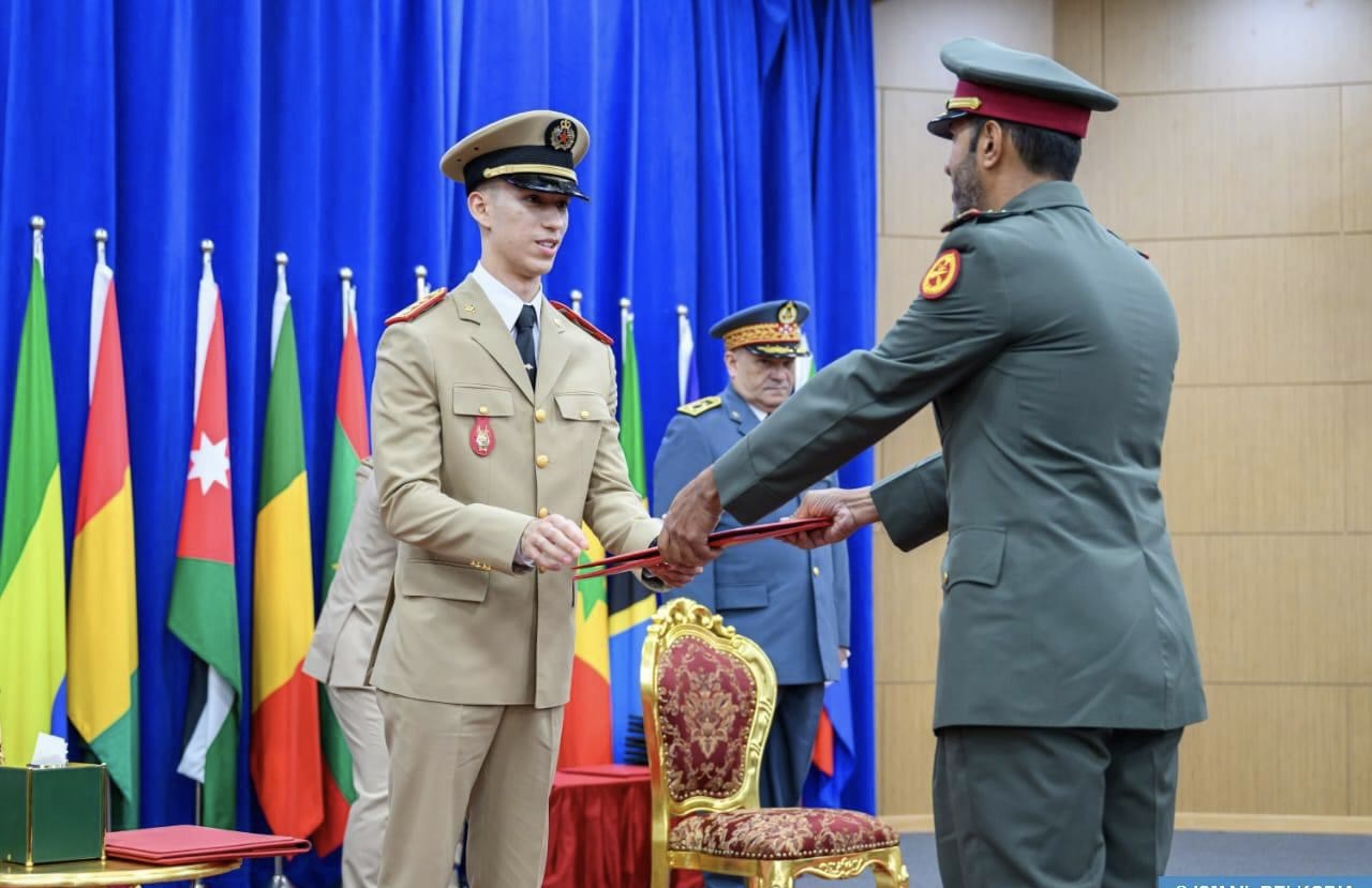 *صاحب السمو الملكي ولي العهد الأمير مولاي الحسن يترأس بالقنيطرة حفل تخرج الفوج 24 للسلك العالي للدفاع والفوج 58 لسلك الأركان* *صاحب السمو الملكي ولي العهد الأمير مولاي الحسن يترأس بالقنيطرة حفل تخرج الفوج 24 للسلك العالي للدفاع والفوج 58 لسلك الأركان*