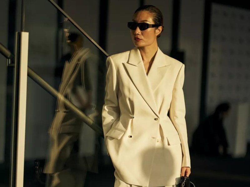 البليزر البيج بتنسيق عصري للمحجبات موضة ربيع وصيف 2024 البليزر البيج بتنسيق عصري للمحجبات موضة ربيع وصيف 2024