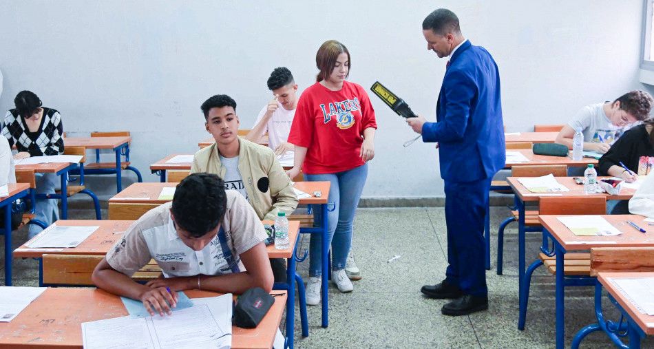 امتحانات الباكالوريا: حجز 56 هاتفا محمولا و 3280 بطارية لتشغيلها و 12 جهازا للربط بالأنترنت.