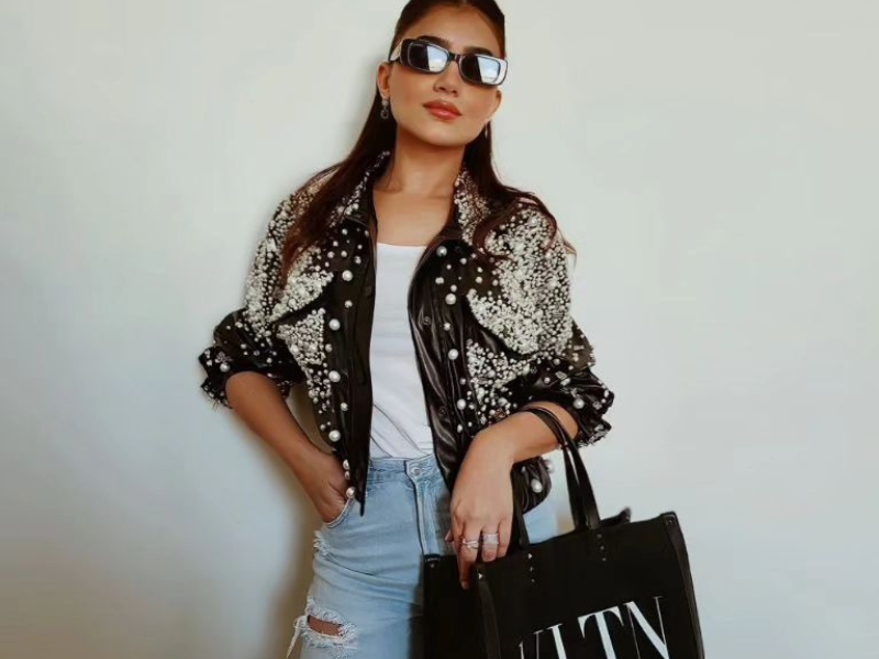 استلهمي أناقة مي عمر في تنسيق الجينز بأسلوب متميز استلهمي أناقة مي عمر في تنسيق الجينز بأسلوب متميز