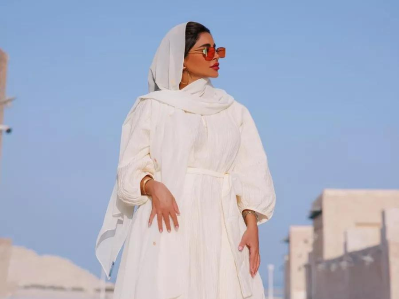 إطلالات صيفية محتشمة: أناقة الفساتين البيضاء الخفيفة للمحجبات في صيف 2024 إطلالات صيفية محتشمة: أناقة الفساتين البيضاء الخفيفة للمحجبات في صيف 2024