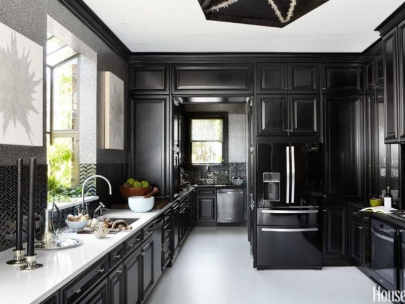 هل لديك شجاعة لاختيار اللون الأسود في مطبخك سيدتي ؟ اليك بعض النماذج التي تسرك هل لديك شجاعة لاختيار اللون الأسود في مطبخك سيدتي ؟ اليك بعض النماذج التي تسرك