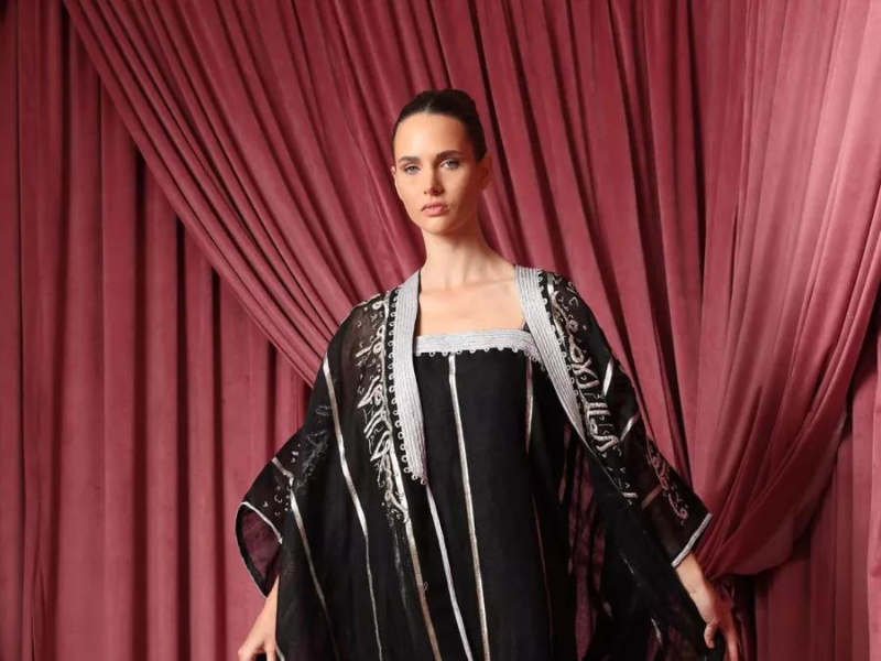 صيحات عبايات القصيرات لصيف 2024: أساليب تزيد القامة وتبرز الأناقة صيحات عبايات القصيرات لصيف 2024: أساليب تزيد القامة وتبرز الأناقة