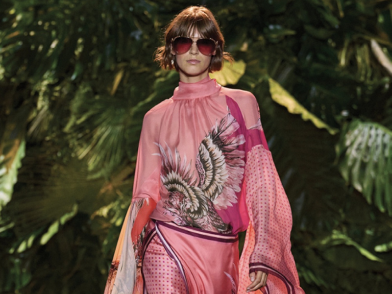 "موسم الموضة 2024: جرأة وإبداع في تصاميم تجسد الفن والأناقة" "موسم الموضة 2024: جرأة وإبداع في تصاميم تجسد الفن والأناقة"