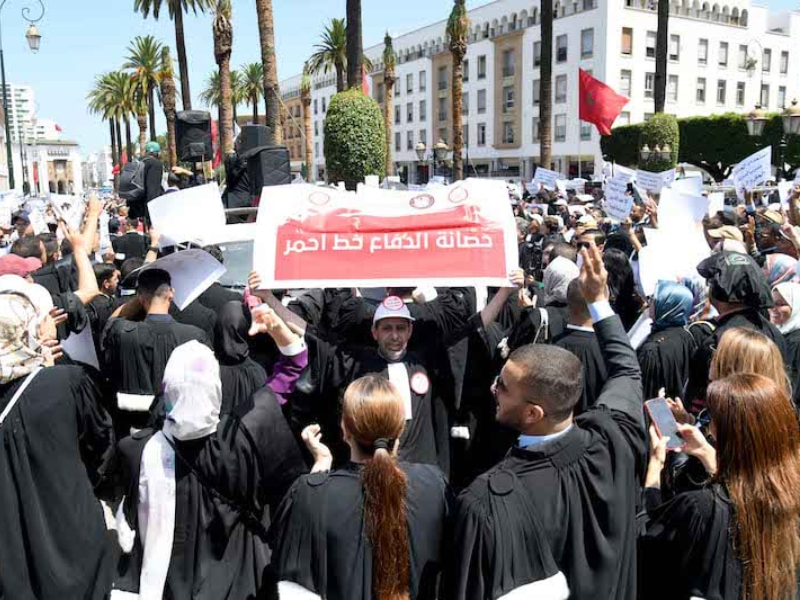 رغم الوساطة البرلمانية.. المحامون يتمسكون بالإضراب المفتوح رغم الوساطة البرلمانية.. المحامون يتمسكون بالإضراب المفتوح