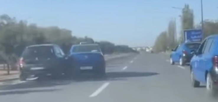 طاكسيات  حاصرت  سيارة نقل بالتطبيقات تحت قبضة الأمن
