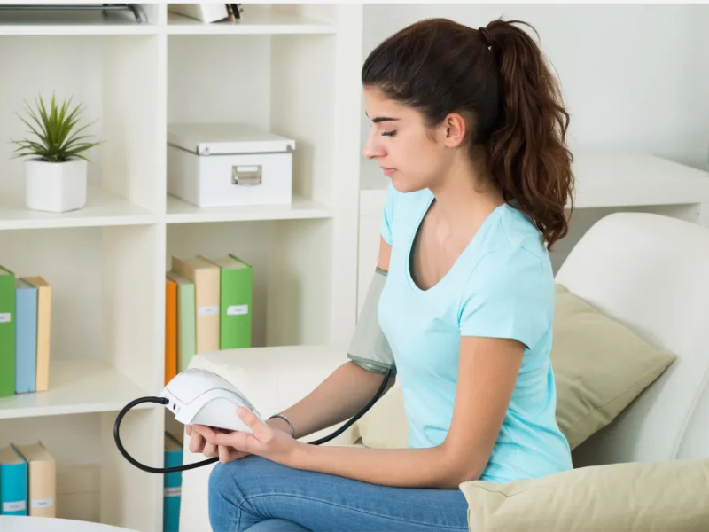 أخطاء شائعة تؤثر على دقة قراءات ضغط الدم: احذر منها! أخطاء شائعة تؤثر على دقة قراءات ضغط الدم: احذر منها!